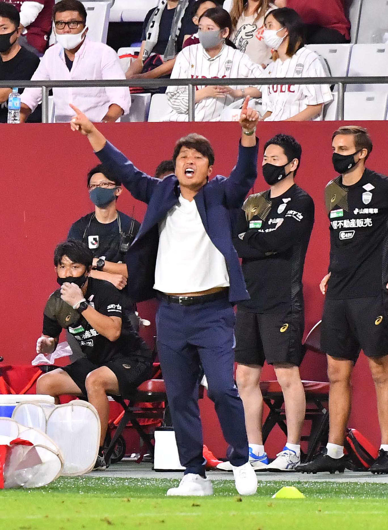 神戸対名古屋　後半、両手を上げて選手に指示を出す神戸・三浦淳寛監督（撮影・上田博志）
