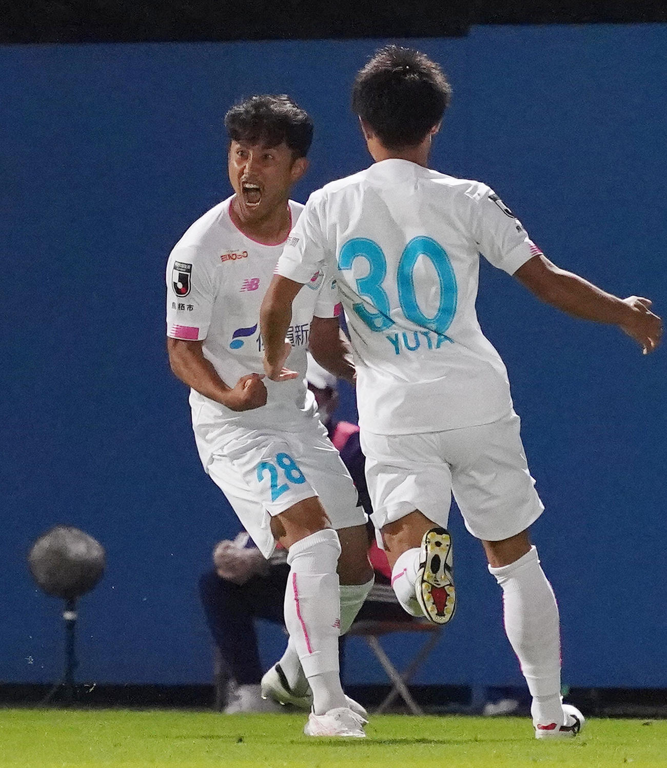 横浜対鳥栖　後半、先制のゴールを決め、雄たけびを上げる鳥栖DF森下（左）（撮影・菅敏）