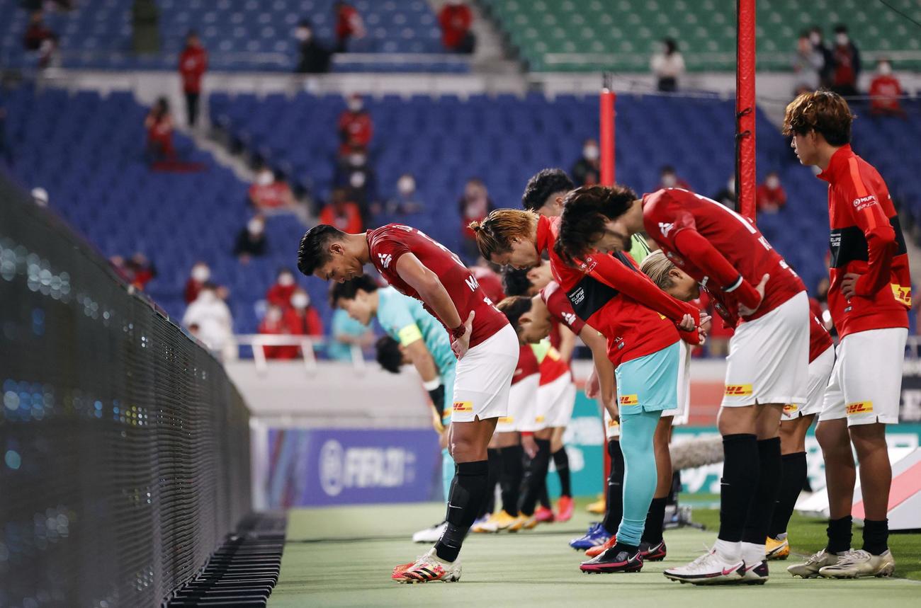 FC東京に敗れ、サポーターにあいさつする槙野（左端）ら浦和イレブン（共同）