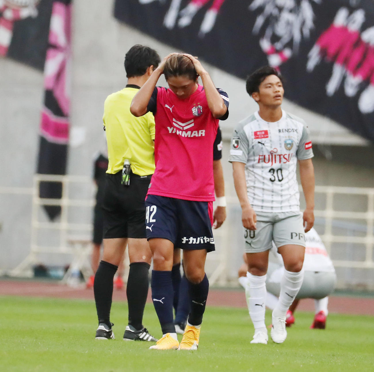 C大阪対川崎F　川崎Fに敗れ頭を抱えるC大阪FW藤尾（撮影・加藤哉）