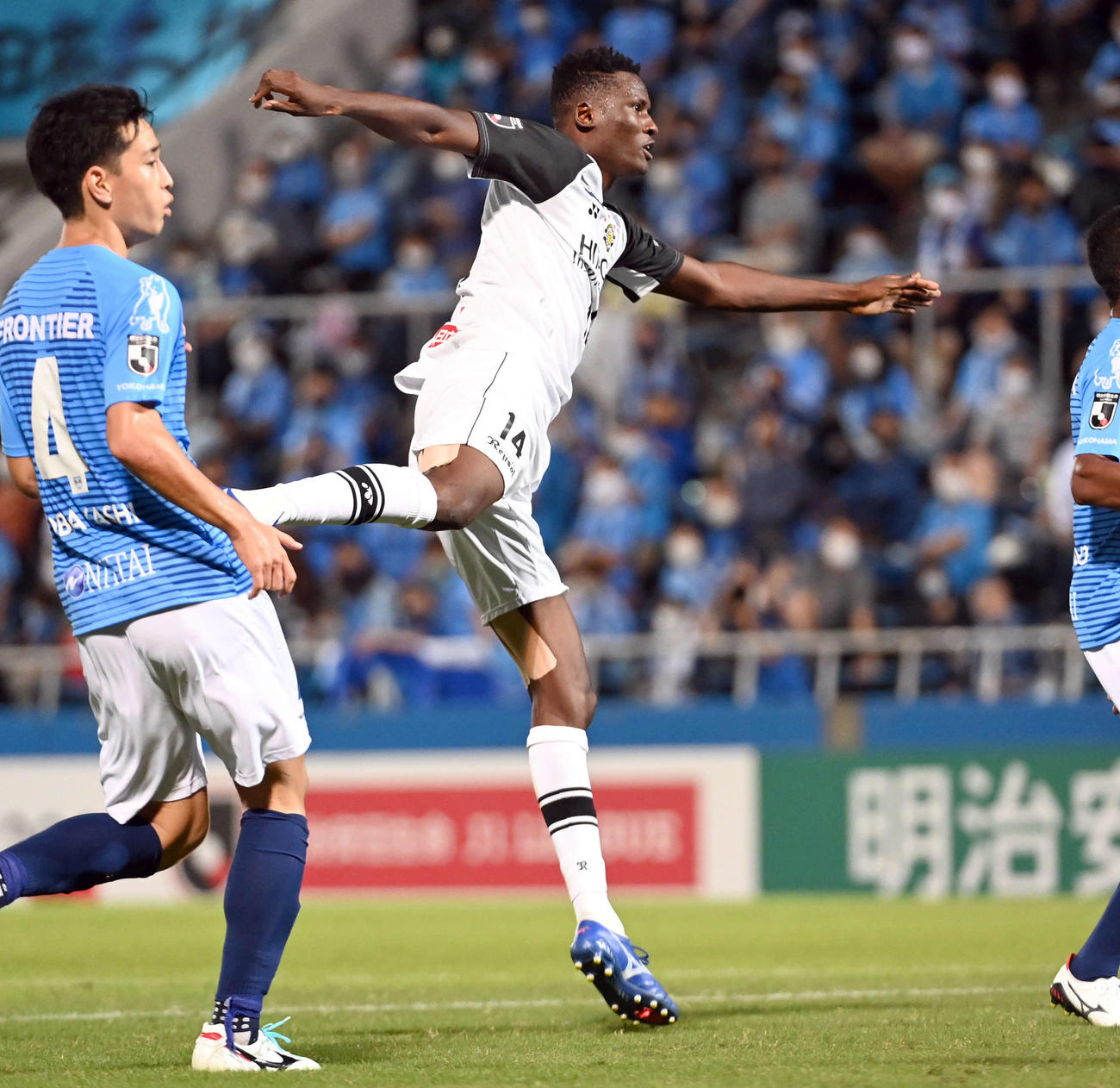 横浜FC対柏　後半、ゴールを決める柏FWオルンガ（撮影・たえ見朱実）
