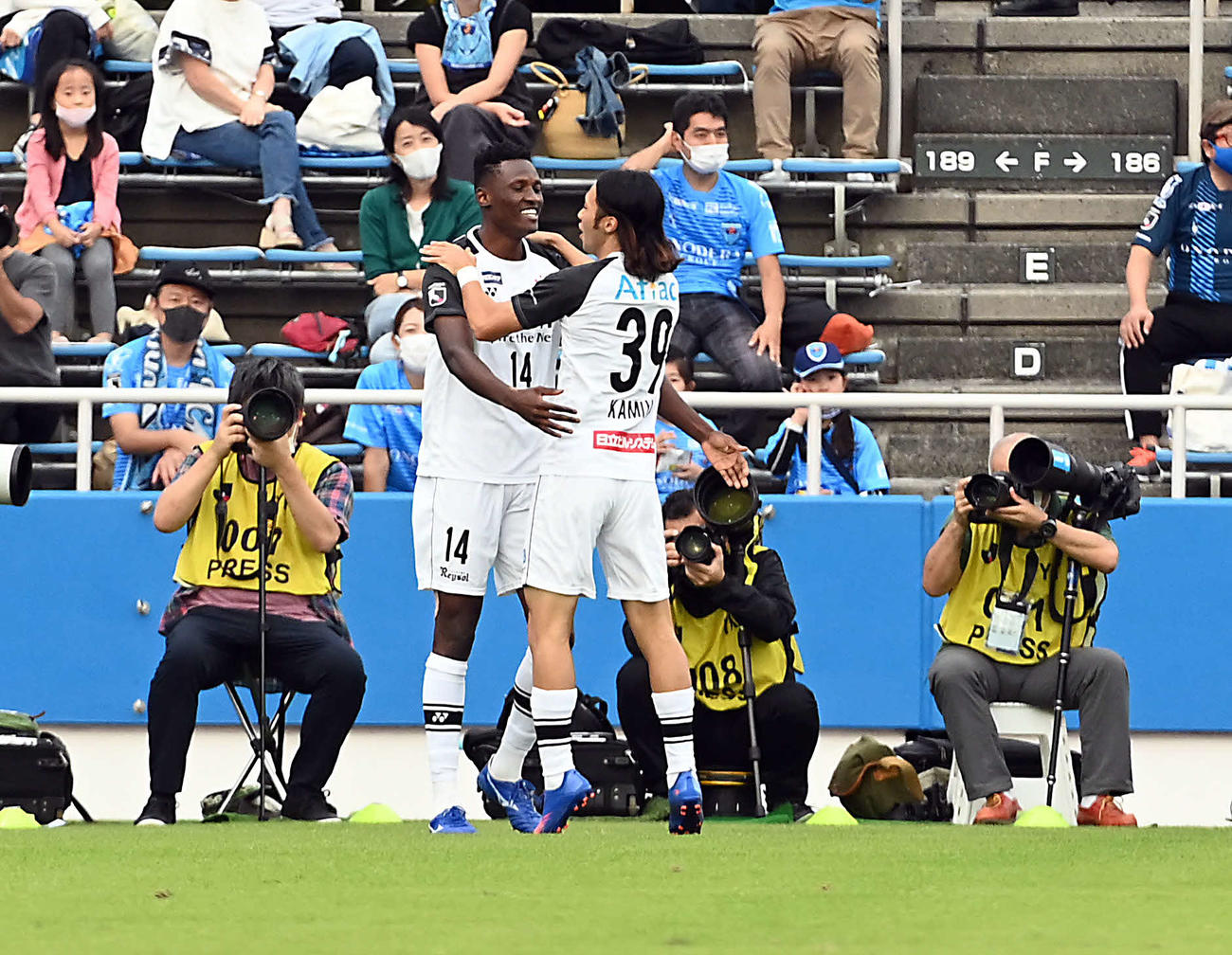横浜FC対柏　前半、先制ゴールを決め喜ぶ柏FWオルンガ（（撮影・たえ見朱実）