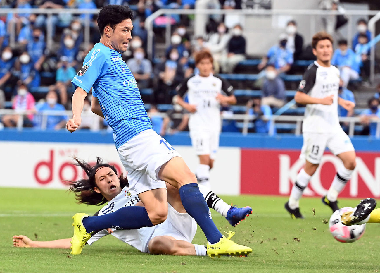 横浜FC対柏　前半、シュートを放つ横浜FC・FW瀬沼（撮影・たえ見朱実）