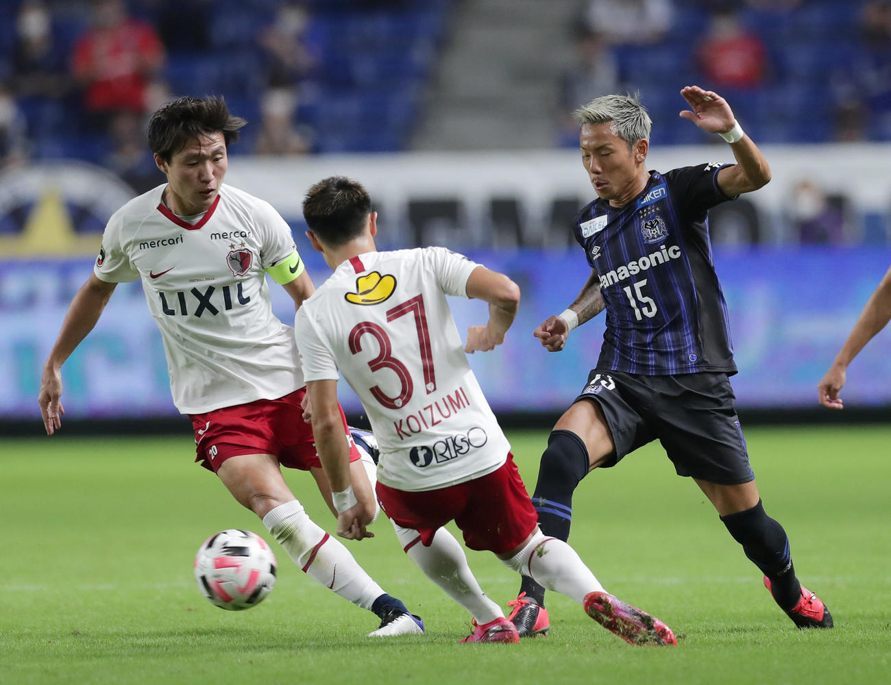 前半、パスを出すパスを出すG大阪MF井手口（右）。左は鹿島MF三竿（撮影・前田充）