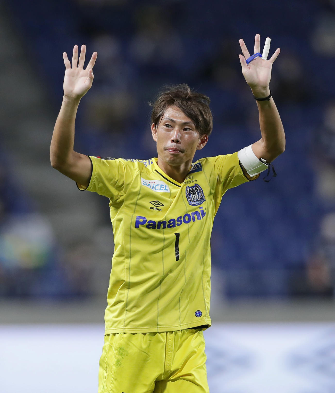 G大阪対鹿島　鹿島に勝利し、サポーターに手を振るG大阪GK東口順昭（撮影・前田充）