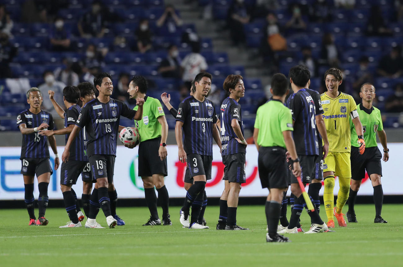 G大阪対鹿島　鹿島に勝利し、喜び合うGK東口（右から2人目）らG大阪イレブン（撮影・前田充）