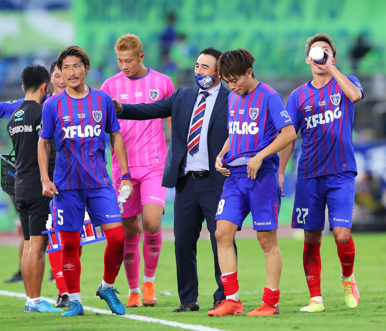 湘南対東京　湘南に勝利し、選手を笑顔で労う東京長谷川監督（中央）（撮影・河田真司）　　
