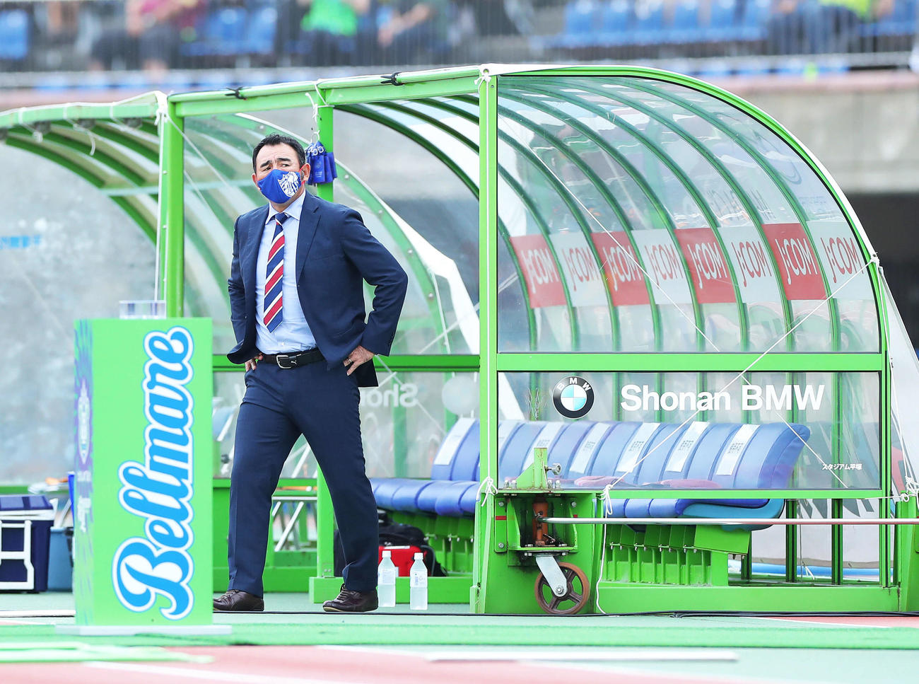 湘南対東京　試合開始前、ベンチに移動する東京長谷川監督（撮影・河田真司）　　　