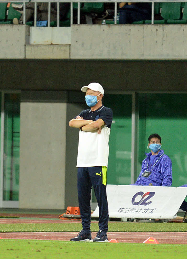 逆転を許し、険しい表情でピッチを見つめる磐田の鈴木監督