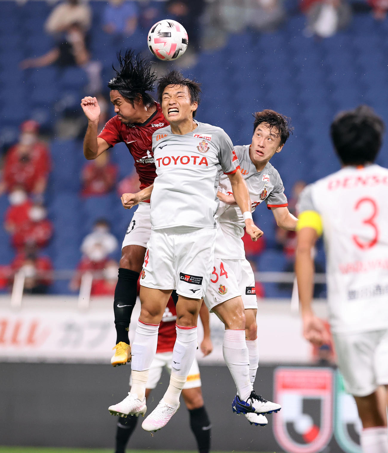 浦和対名古屋　前半、センタリングに飛び込んだ浦和FW興梠（左）だが、名古屋DF中谷（中央）にクリアされる（撮影・浅見桂子）