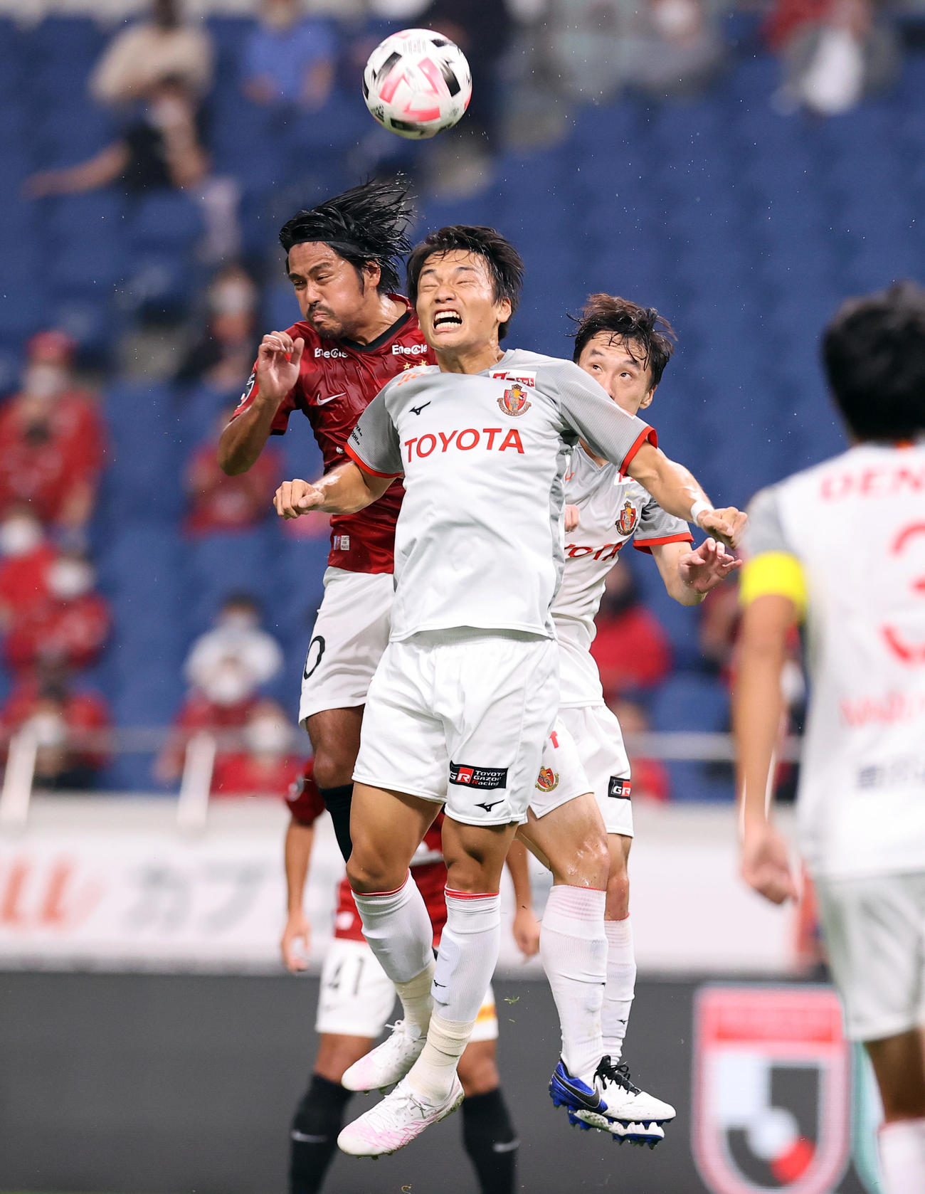 浦和対名古屋　前半、センタリングに飛び込んだ浦和FW興梠（左）だが、名古屋DF中谷（中央）にクリアされる（撮影・浅見桂子）