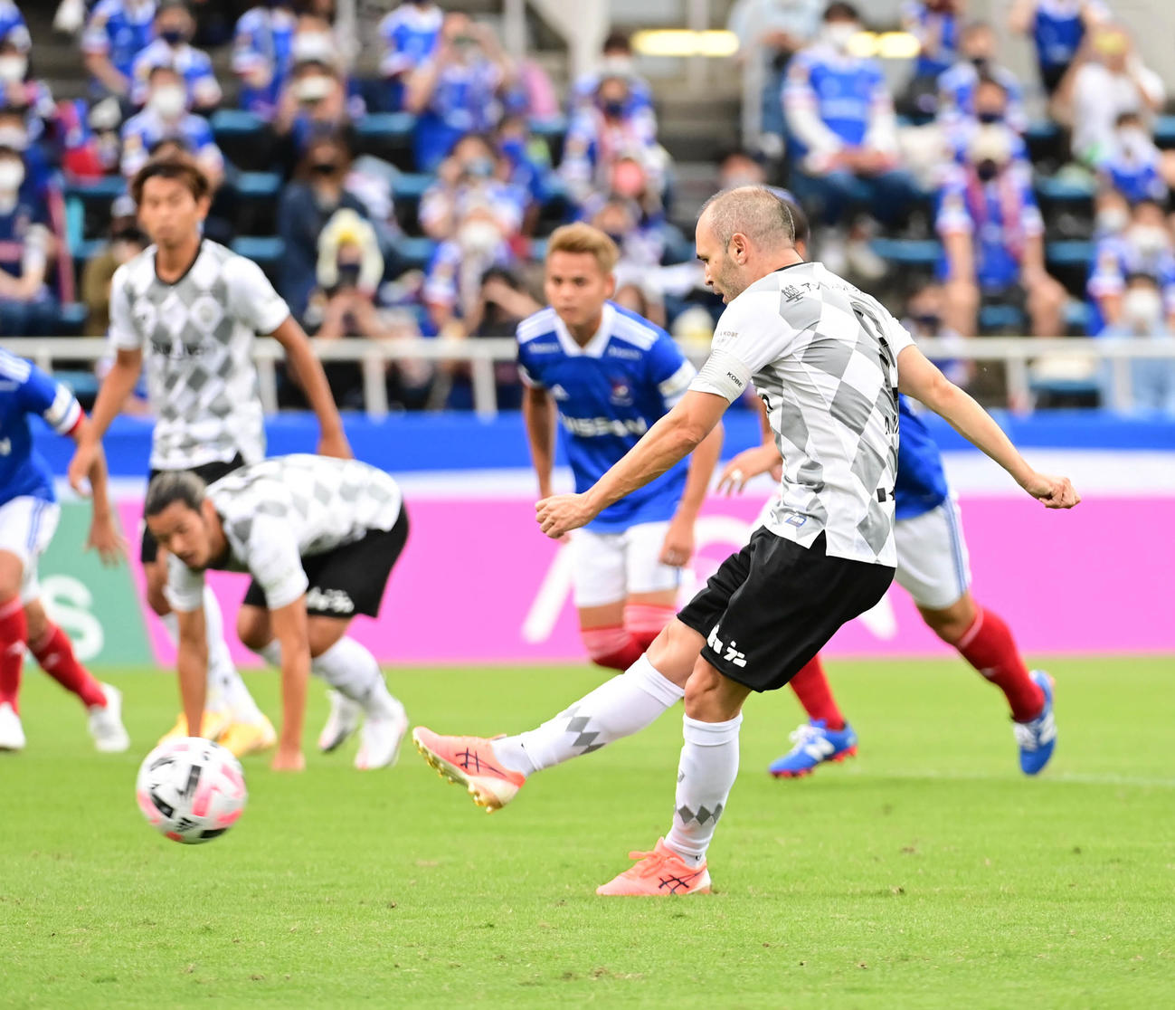 横浜対神戸　前半、神戸MFイニエスタは勝ち越しのPKを奪う（撮影・小沢裕）