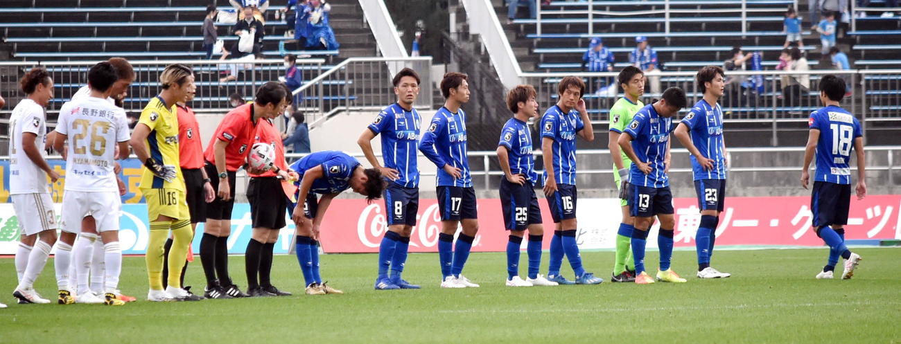 敗戦に肩を落とす山形イレブン（撮影・山田愛斗）