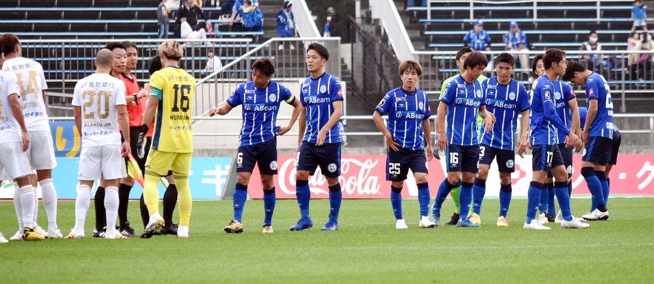 山形対松本　試合に敗れて肩を落とす山形イレブン（撮影・山田愛斗）