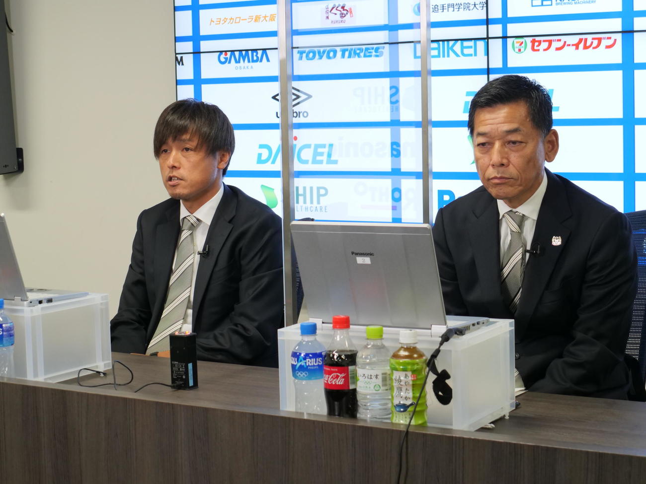 移籍会見を行うG大阪MF遠藤（左）と小野社長（C）GAMBA OSAKA