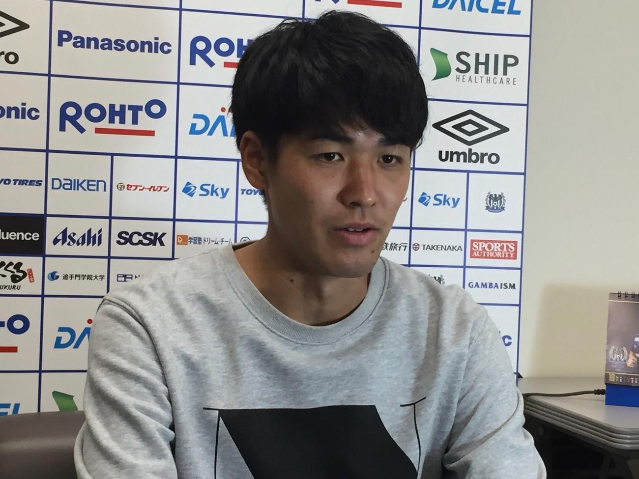 取材に対応するG大阪DF高尾（C）GAMBA　OSAKA