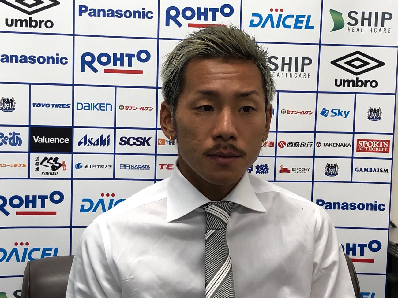 取材に対応するG大阪MF井手口（C）GAMBA　OSAKA