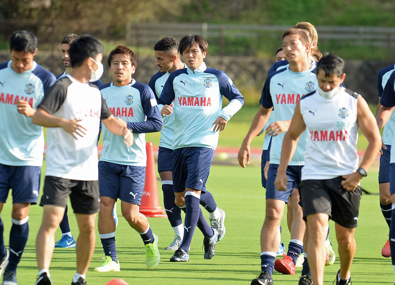 ウオーミングアップでジョギングする磐田MF遠藤保仁（中央）