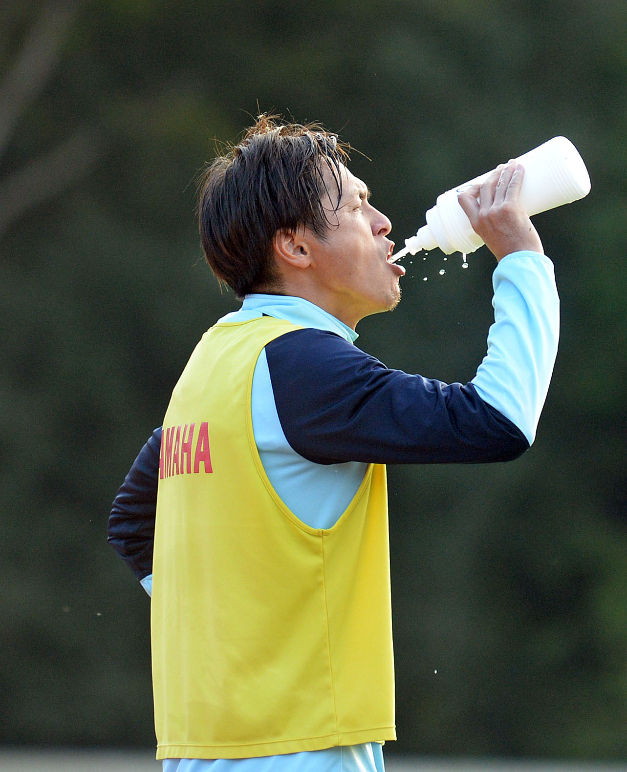 豪快に水を飲む磐田MF遠藤保仁