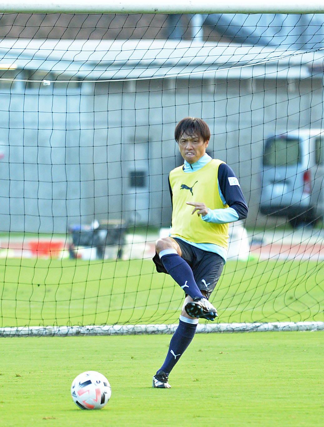 ゲーム形式メニューでパスを出す磐田MF遠藤保仁