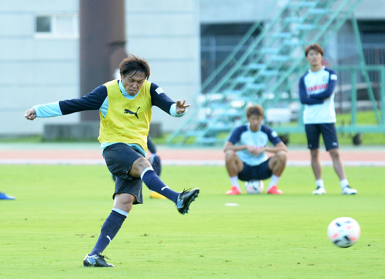 磐田イレブンが注視する中、ゲーム形式メニューで強烈なシュートを打つ遠藤保仁（撮影・神谷亮磨）