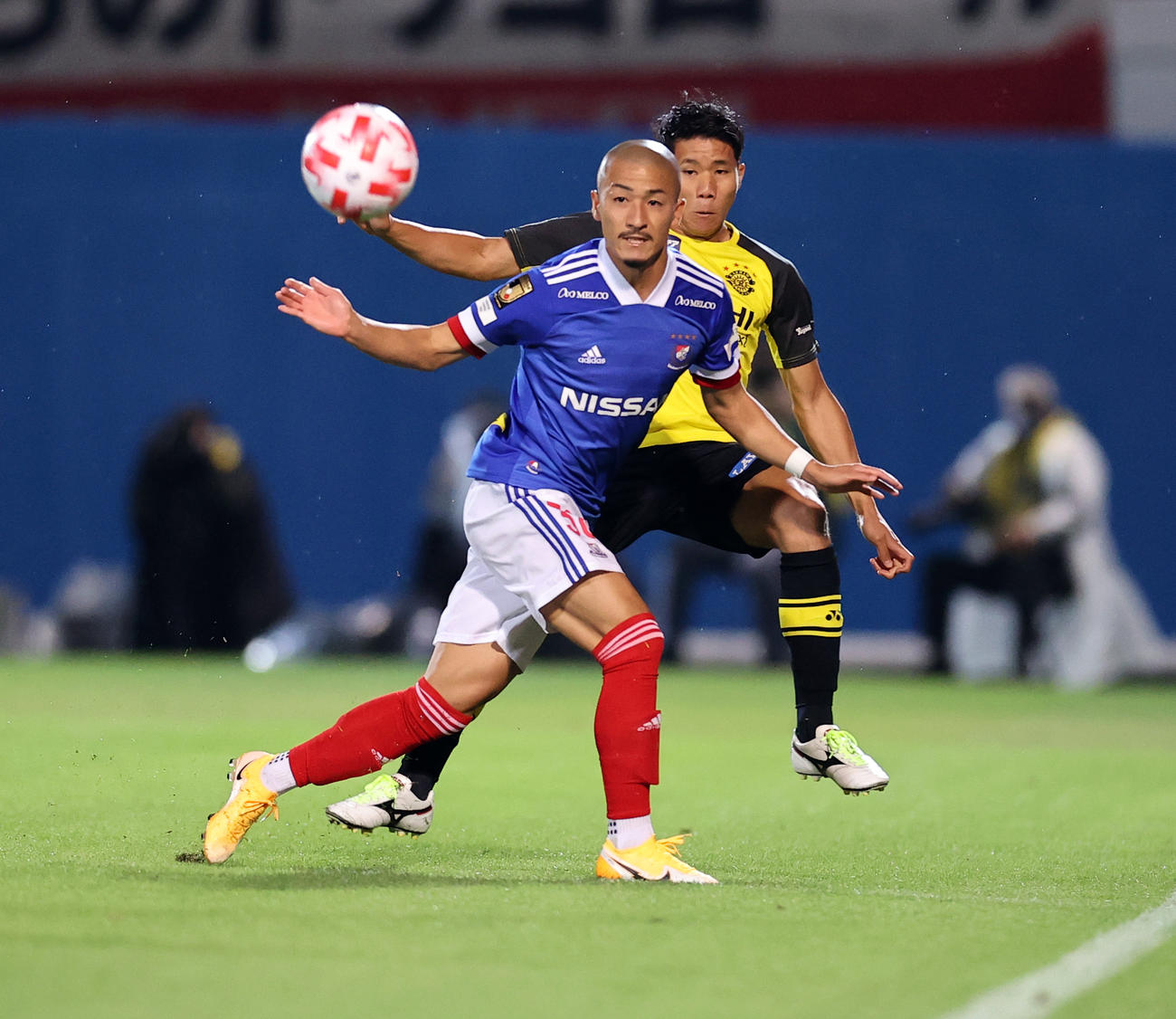 横浜対柏　前半、ボールを競り合う横浜FW前田（左）と柏MF三丸（撮影・浅見桂子）