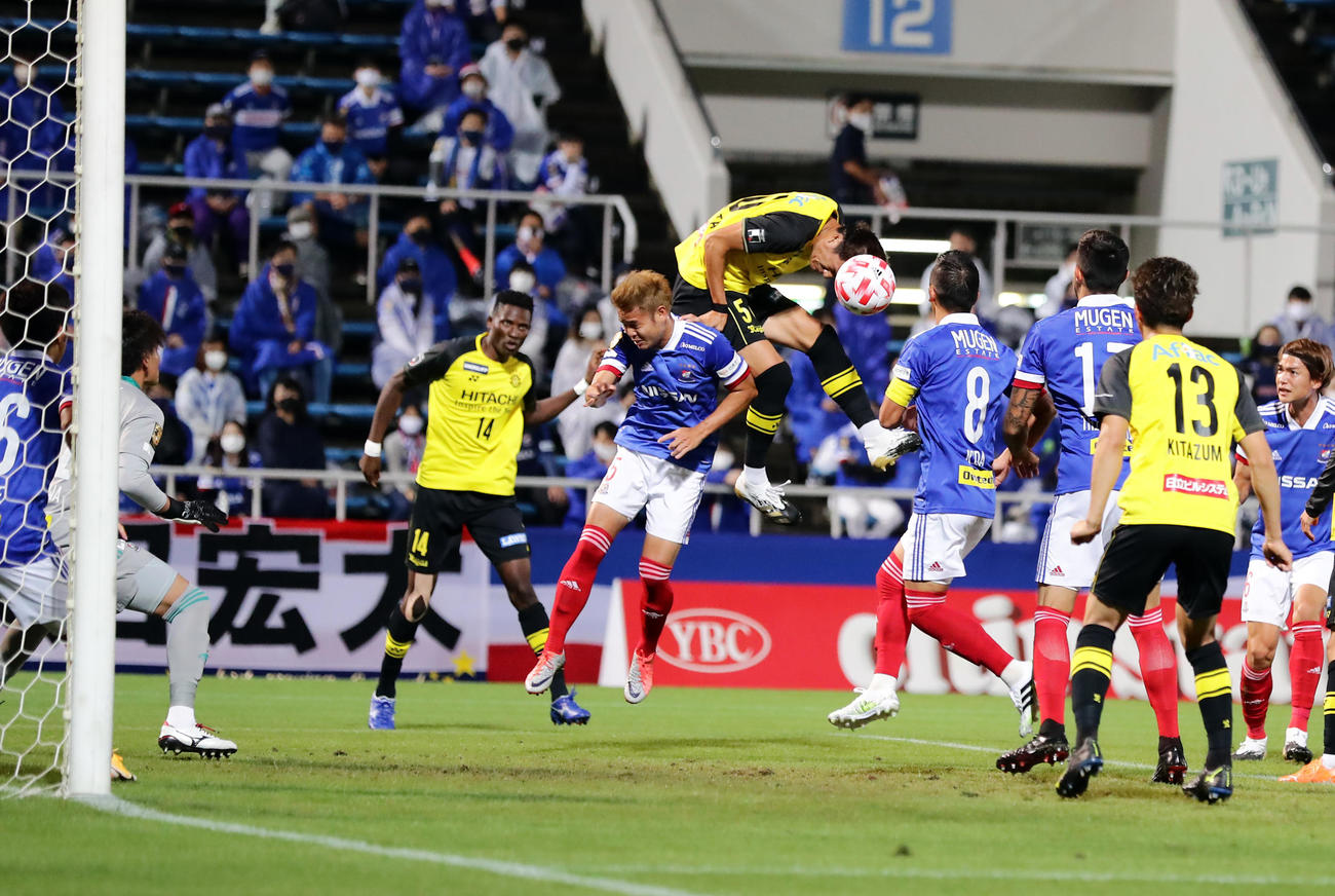 横浜対柏　前半、ヘディングで先制ゴールを決める柏DF山下（中央）（撮影・浅見桂子）