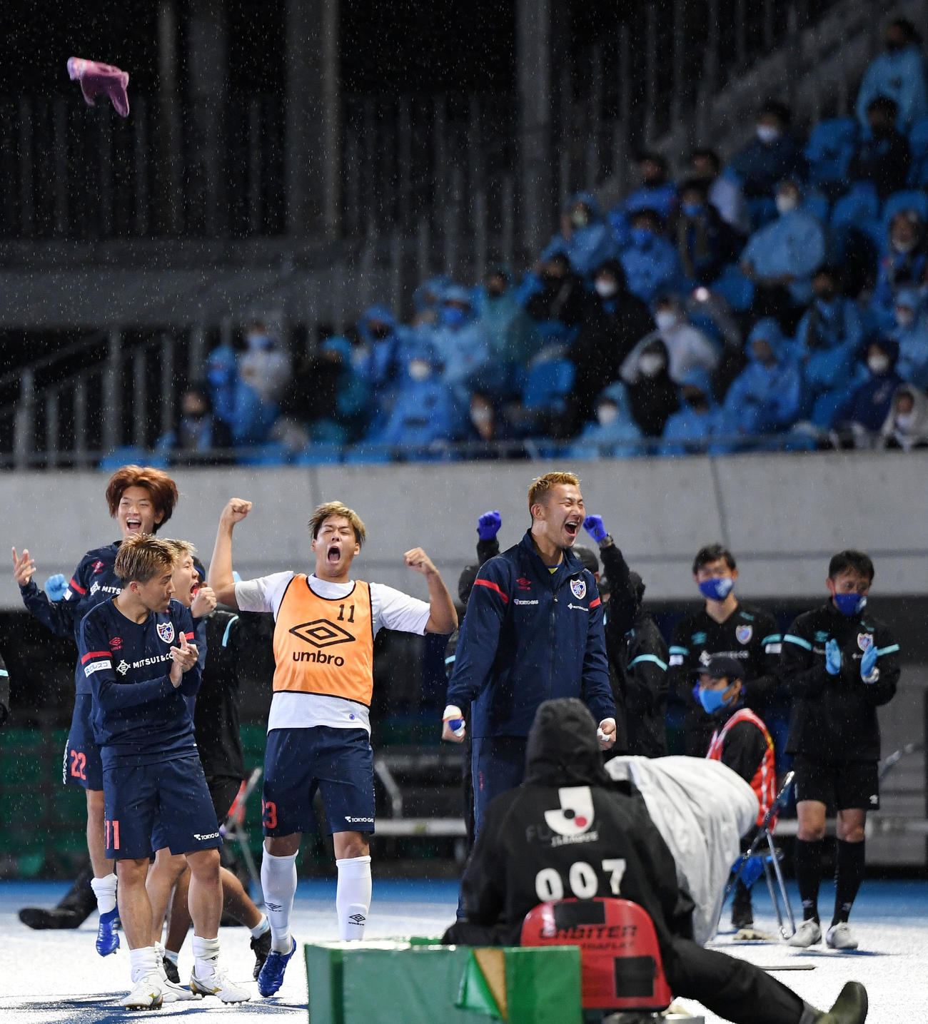 川崎F対東京　決勝進出を果たし歓喜する東京イレブン（撮影・横山健太）