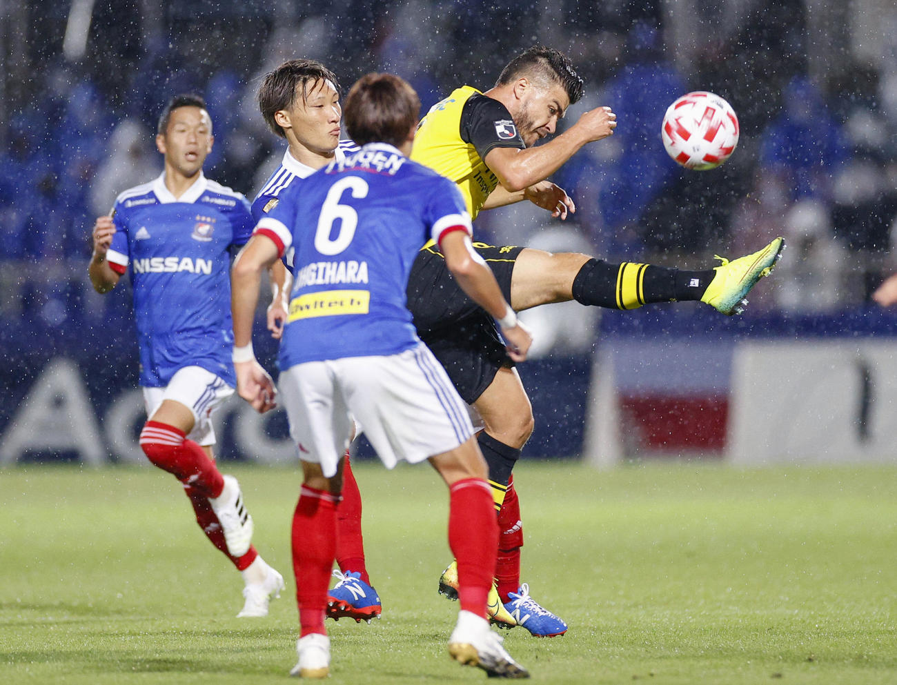 横浜M―柏　前半、競り合う横浜M・畠中（左から2人目）と柏・クリスティアーノ（共同）