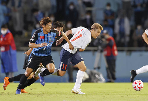 川崎―FC東京　前半、ドリブルで攻め込むFC東京・永井（共同）