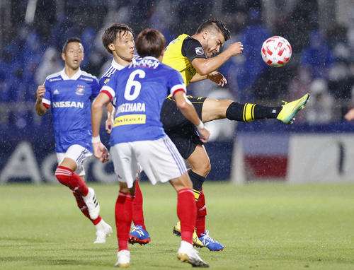 横浜M―柏　前半、競り合う横浜M・畠中（左から2人目）と柏・クリスティアーノ（共同）