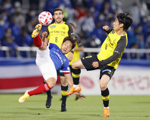 横浜M―柏　前半、競り合う横浜M・渡辺（左）と柏・江坂（共同）
