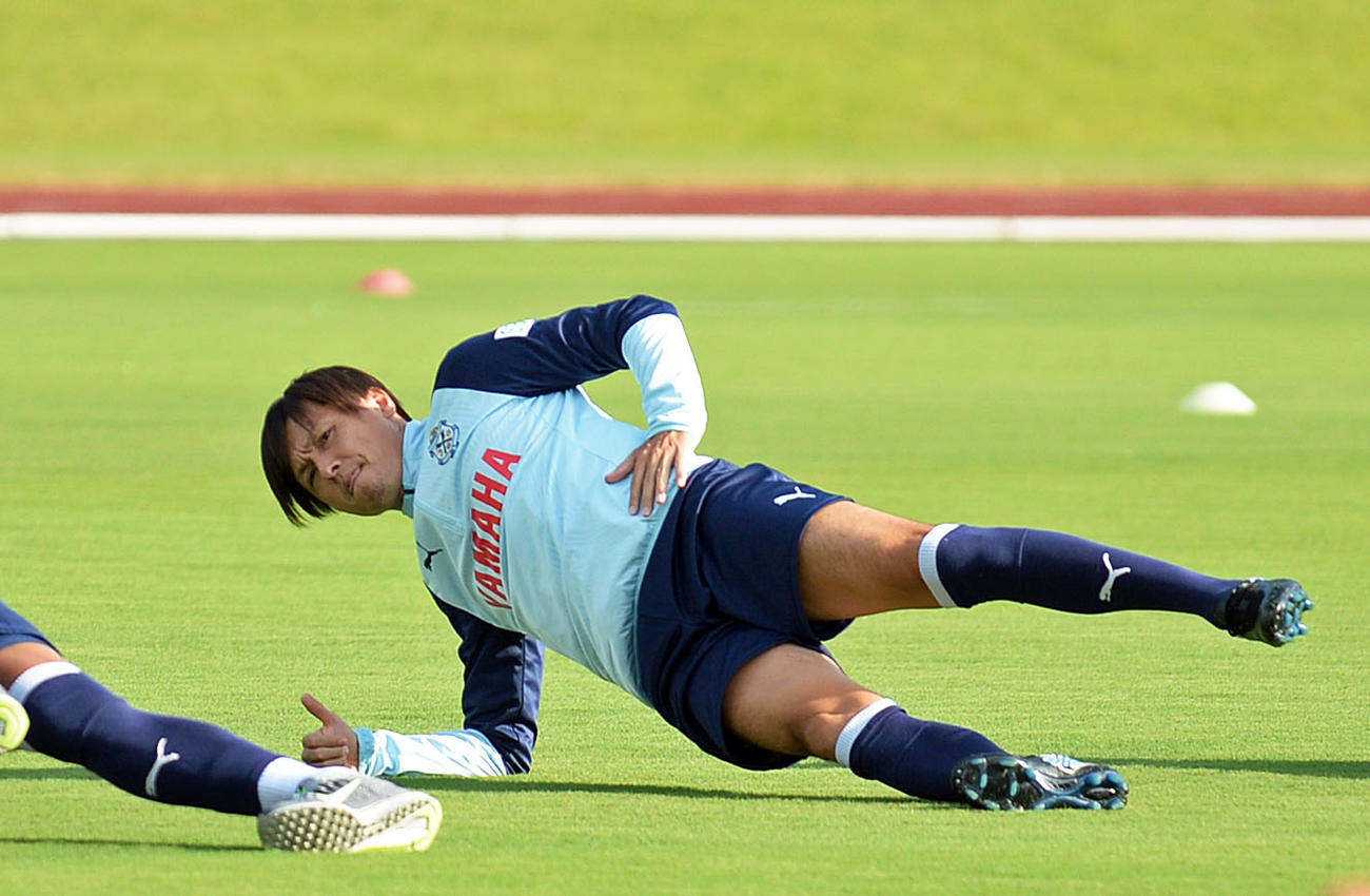 体幹トレーニングに励む磐田MF遠藤