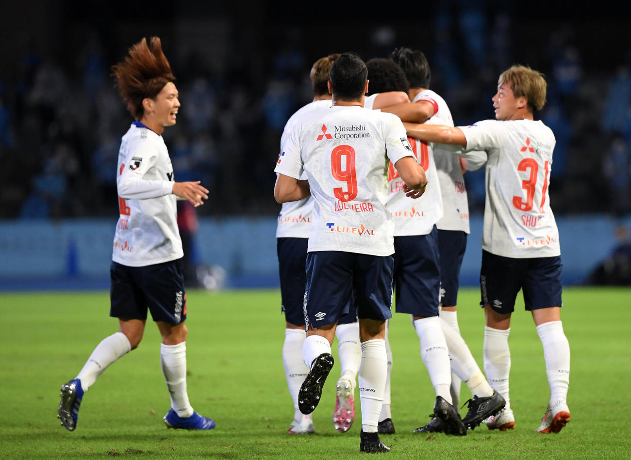 川崎F対東京　前半、FWレアンドロの直接フリーキックで先制し歓喜する東京イレブン（撮影・横山健太）