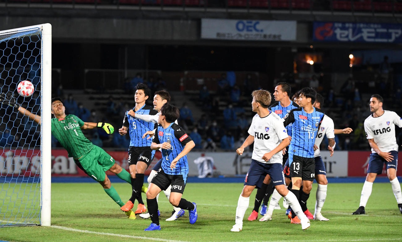 川崎F対東京　前半、東京FWレアンドロに直接フリーキックを決められ川崎Fは先制点を奪われる（撮影・横山健太）