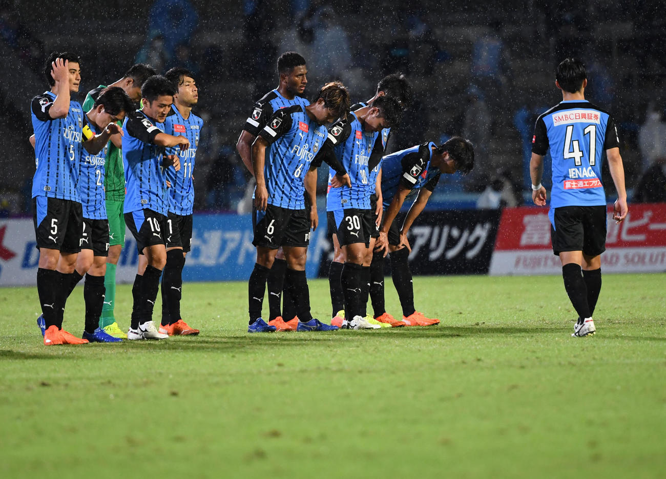 川崎F対東京　東京に敗れ肩を落とす川崎Fイレブン（撮影・横山健太）