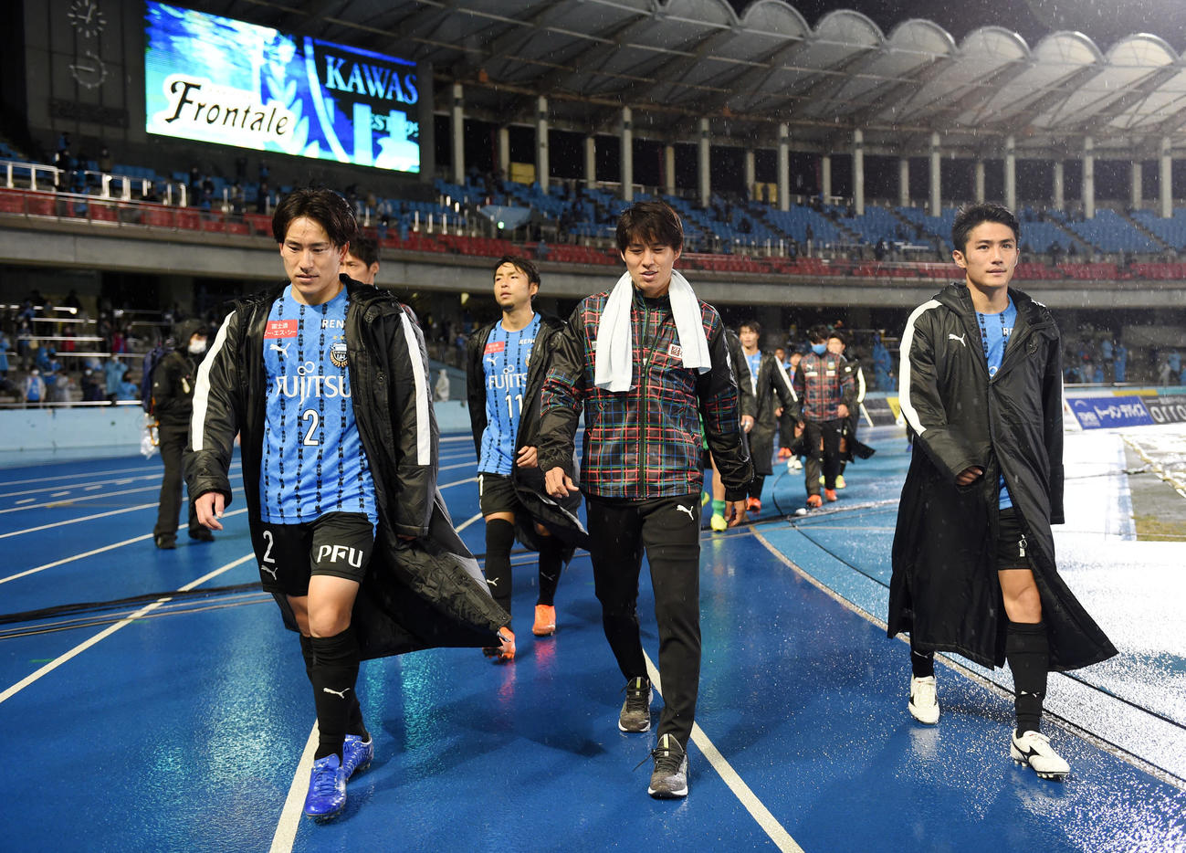川崎F対東京　肩を落とし引き揚げる川崎Fイレブン。左からDF登里、FW小林、MF脇坂、MF大島（撮影・横山健太）
