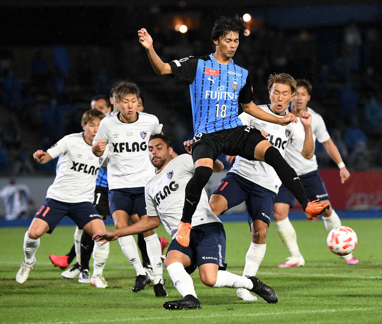 川崎F対東京　後半、懸命に守備をする東京イレブン。手前は川崎F・MF三苫（撮影・横山健太）