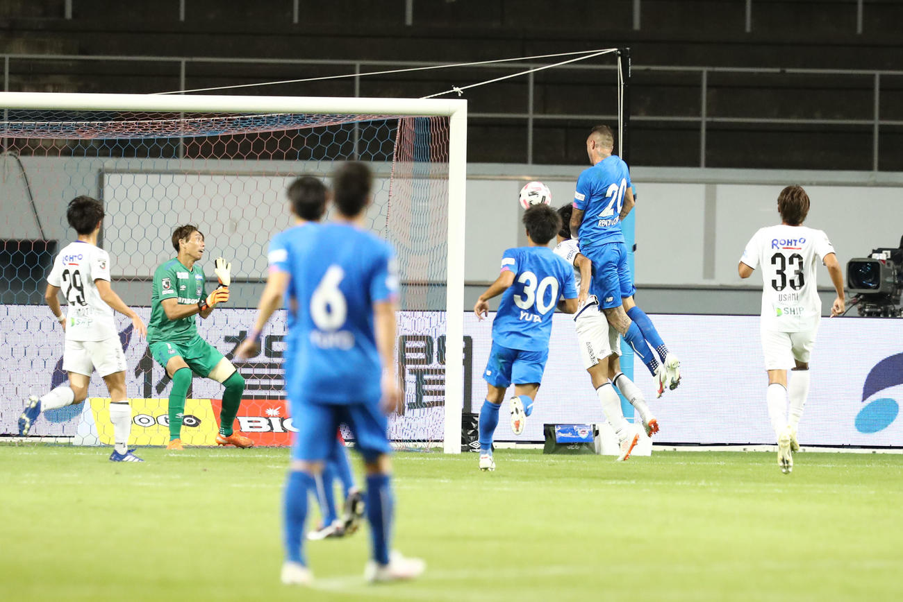 鳥栖対G大阪　後半ロスタイム、鳥栖FWレンゾロペスはゴールを決める（撮影・梅根麻紀）
