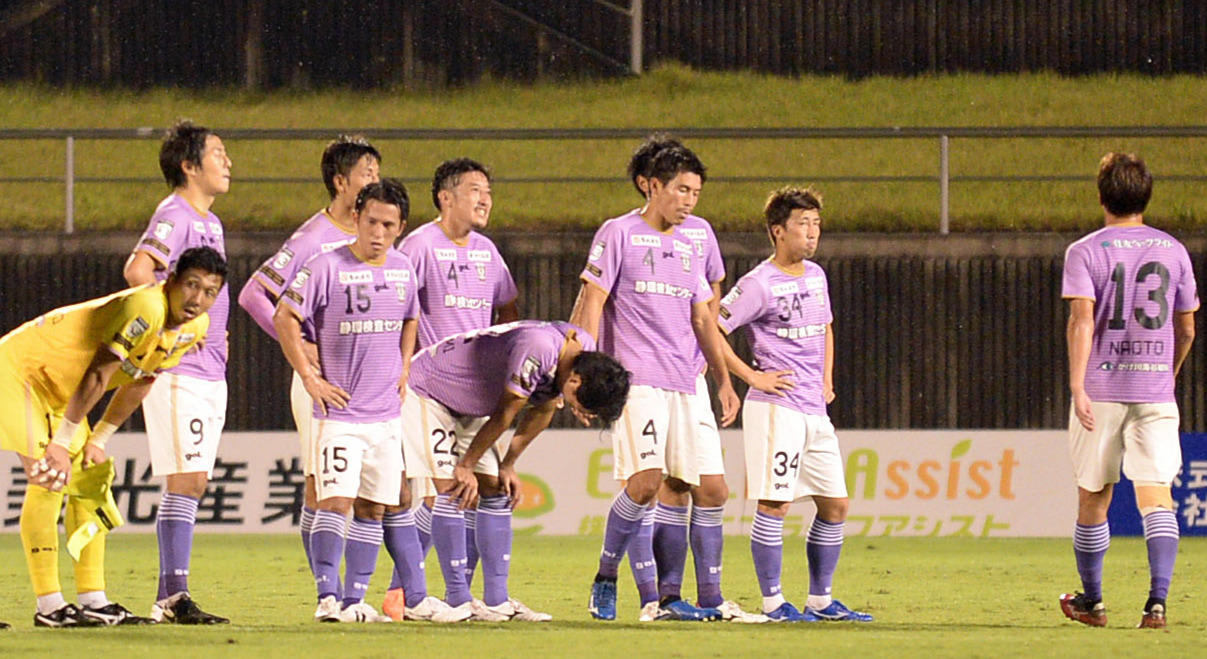 今季3度目の連敗を喫し、肩を落とす藤枝の選手たち