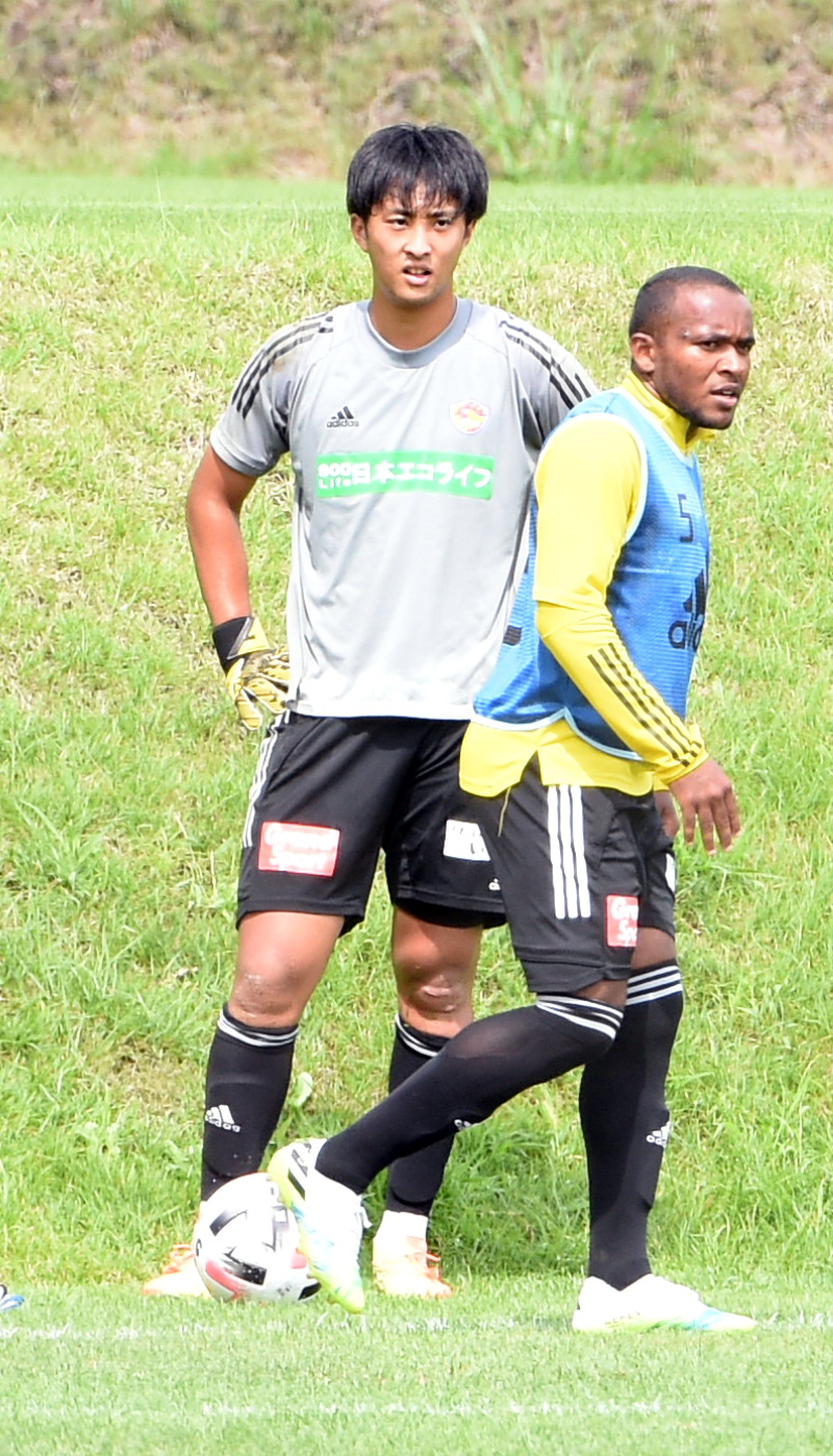 練習を見守る仙台GK小畑（左）とDFパラ（9月11日撮影）