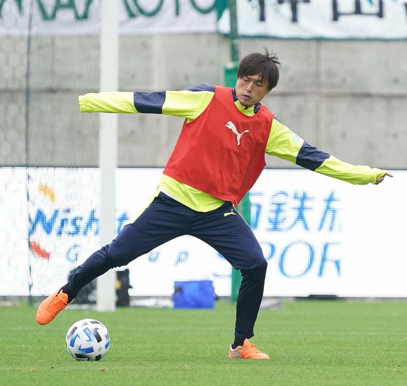 松本対磐田　試合前、調整する磐田MF遠藤（撮影・菅敏）