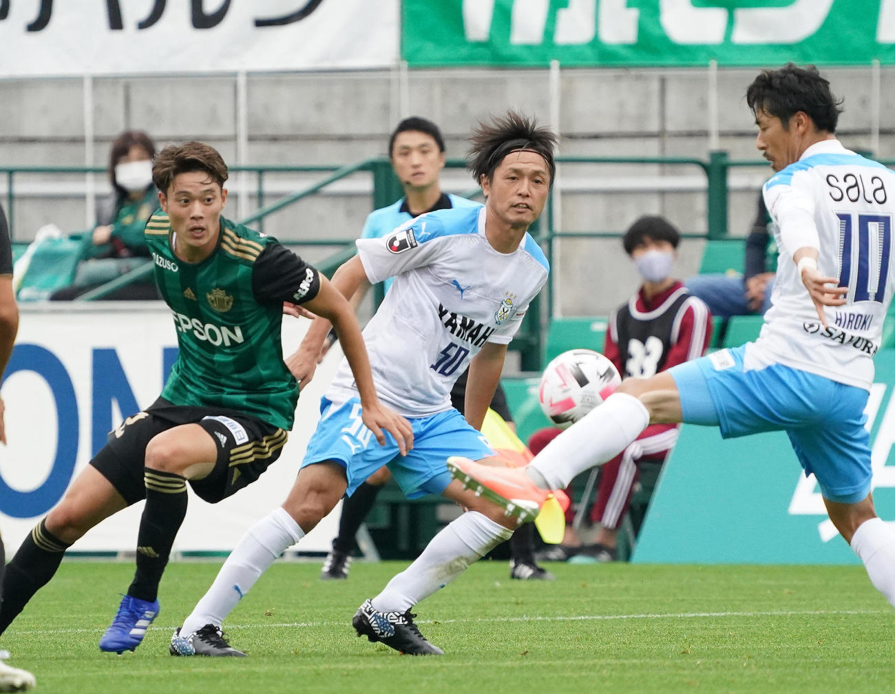 松本対磐田　前半、パスを出す磐田MF遠藤（撮影・菅敏）