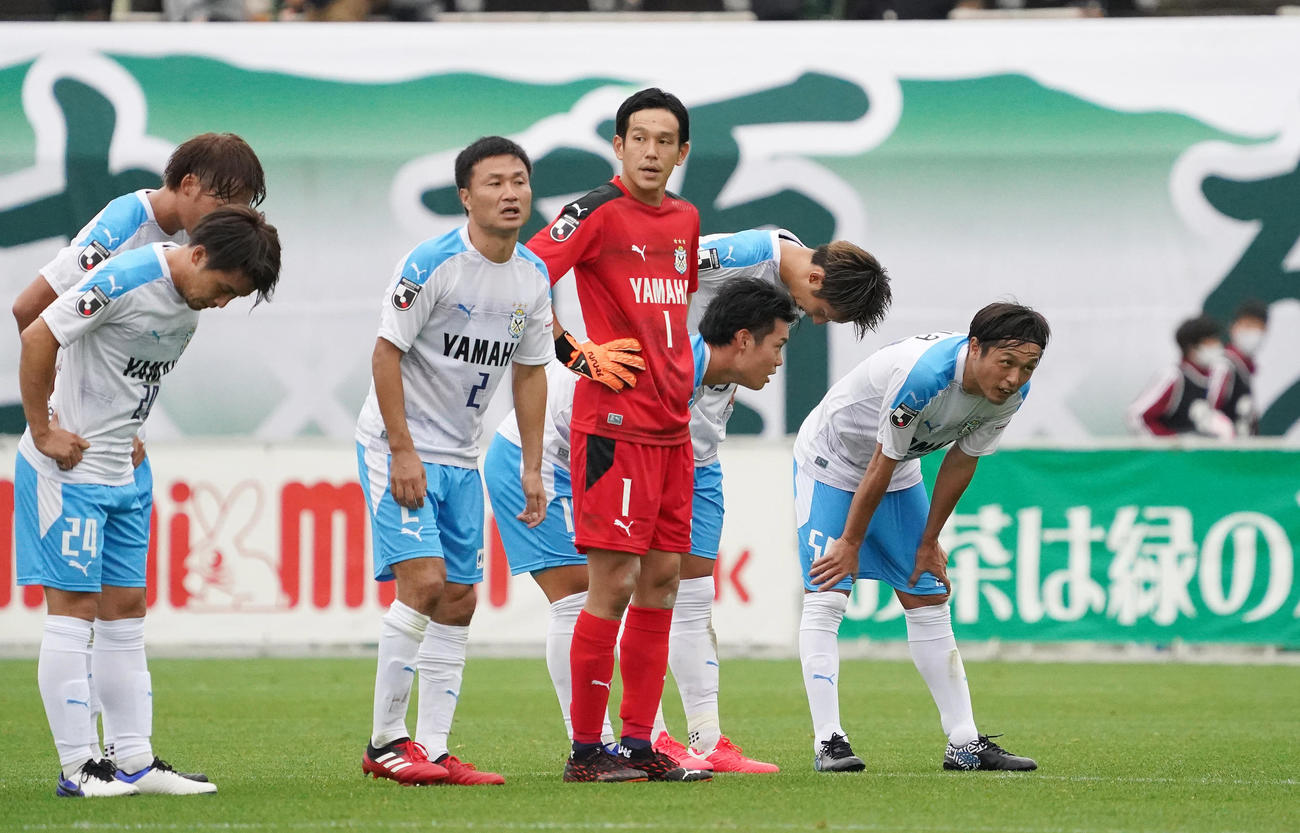 松本戦にフル出場で戦いを終え、呼吸を整えるMF遠藤（右端）（撮影・菅敏）