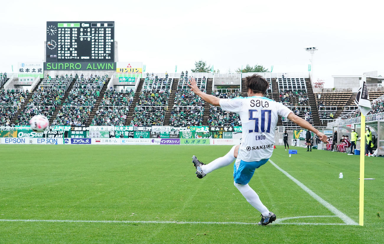松本対磐田　後半、コーナーキックをする磐田MF遠藤（撮影・菅敏）