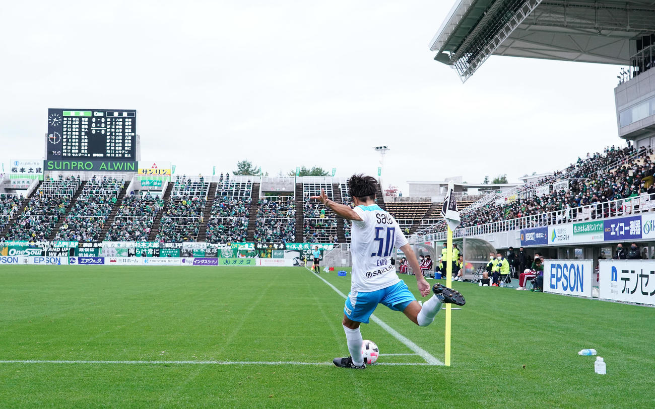 松本対磐田　後半、コーナーキックをする磐田MF遠藤（撮影・菅敏）