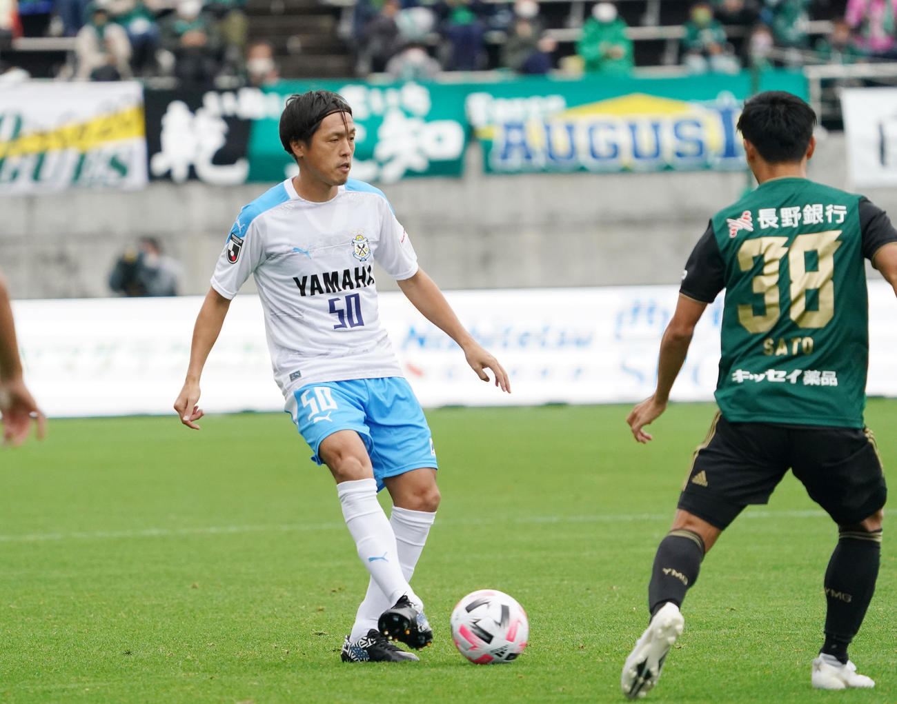 松本対磐田　前半、パスを出す磐田MF遠藤（撮影・菅敏）