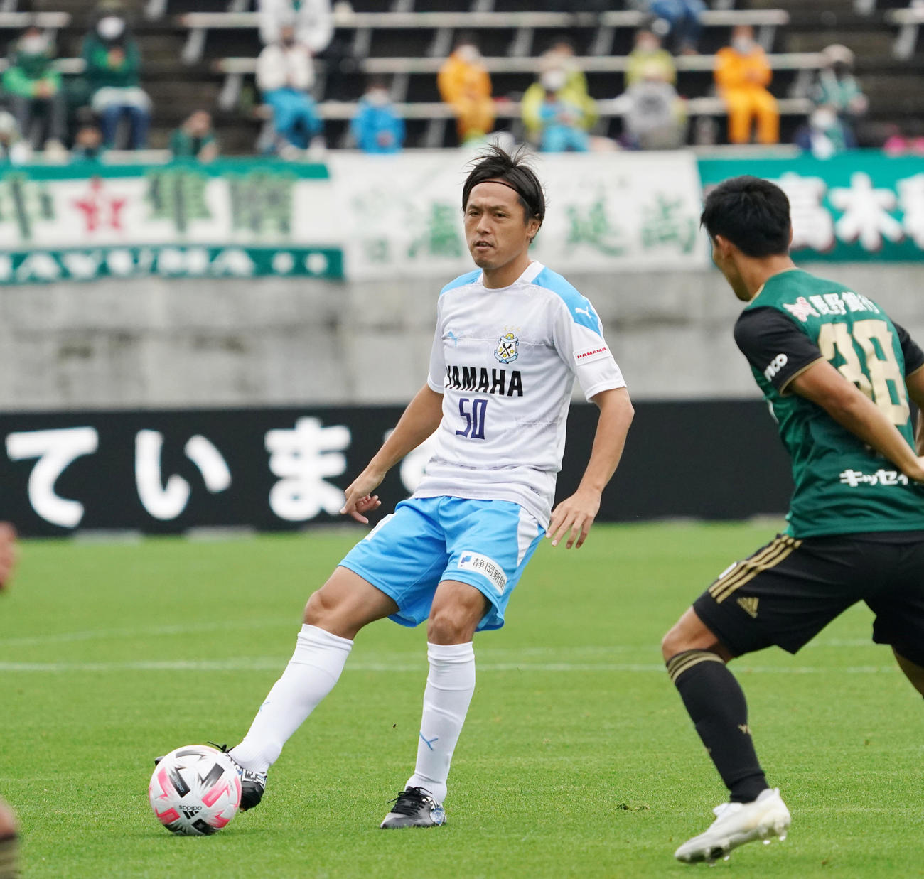 松本対磐田　前半、パスを出す磐田MF遠藤（撮影・菅敏）