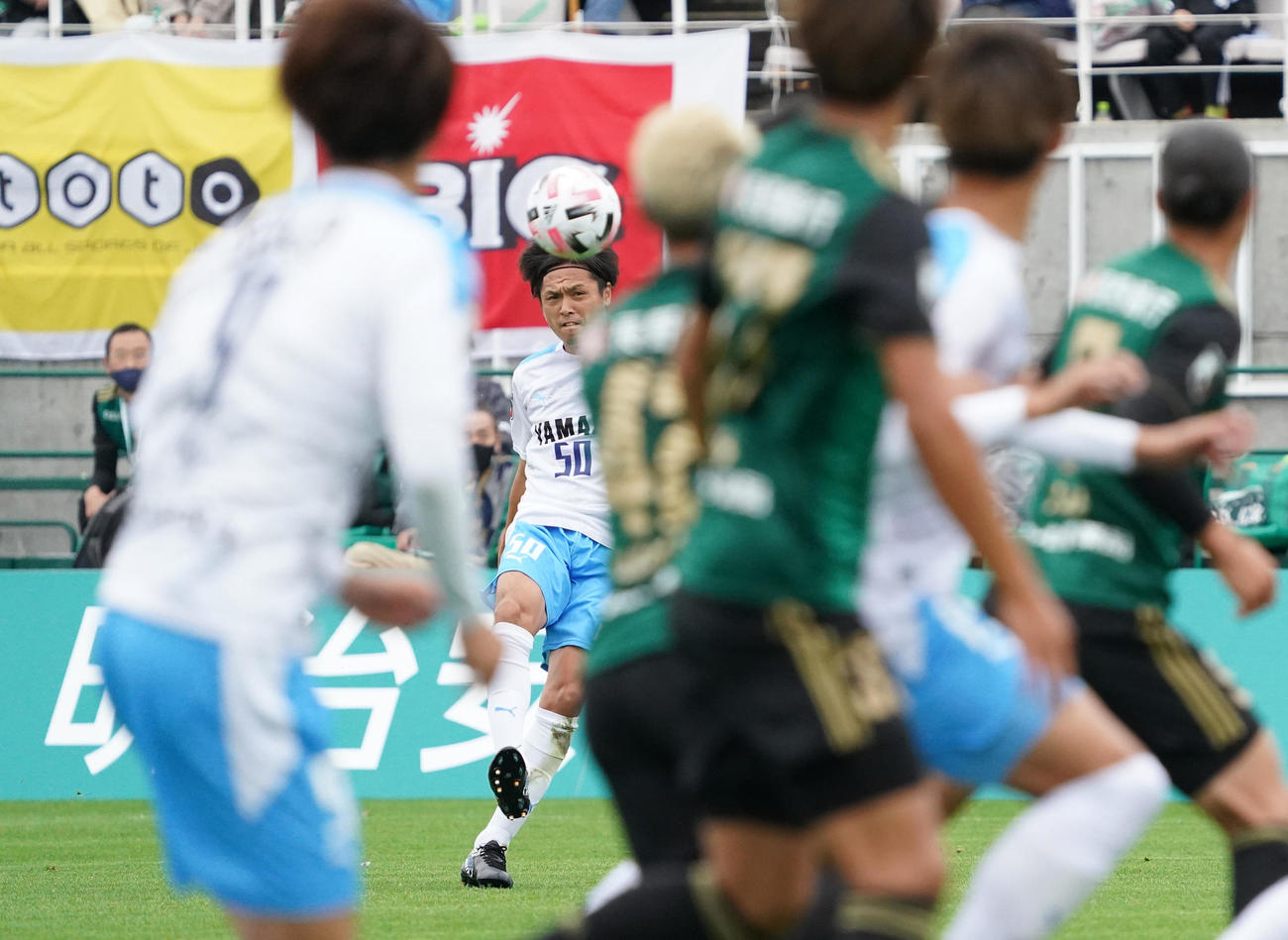 松本対磐田　前半、フリーキックをする磐田MF遠藤（撮影・菅敏）