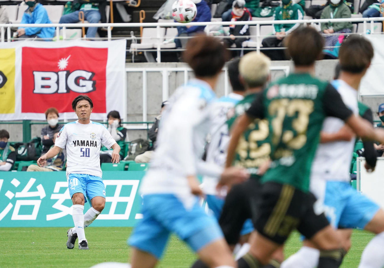 松本対磐田　前半、フリーキックでゴール前にパスを出す磐田MF遠藤（撮影・菅敏）
